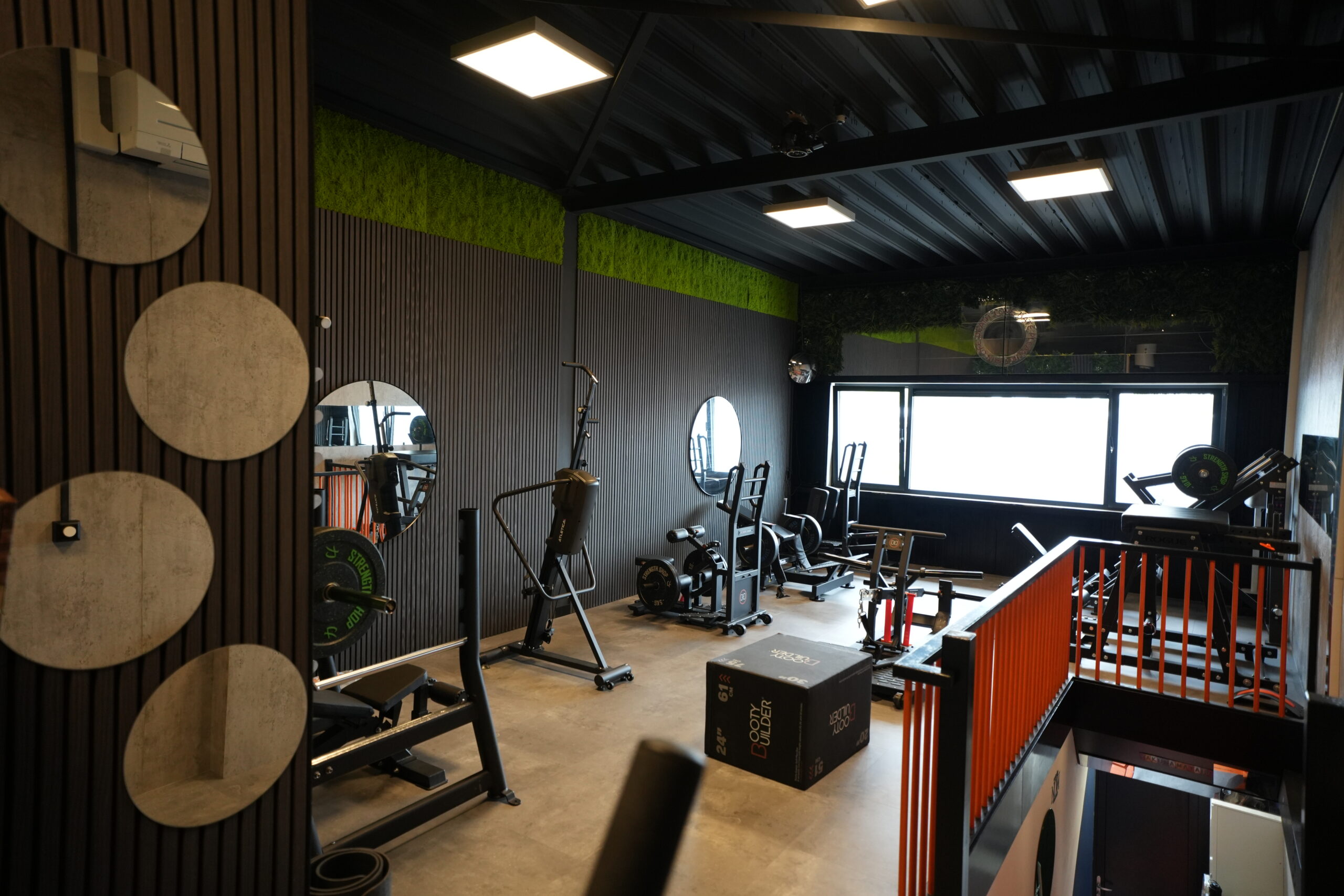Luxe krachtapparatuur voor personal training bij Harbor Athletics.
