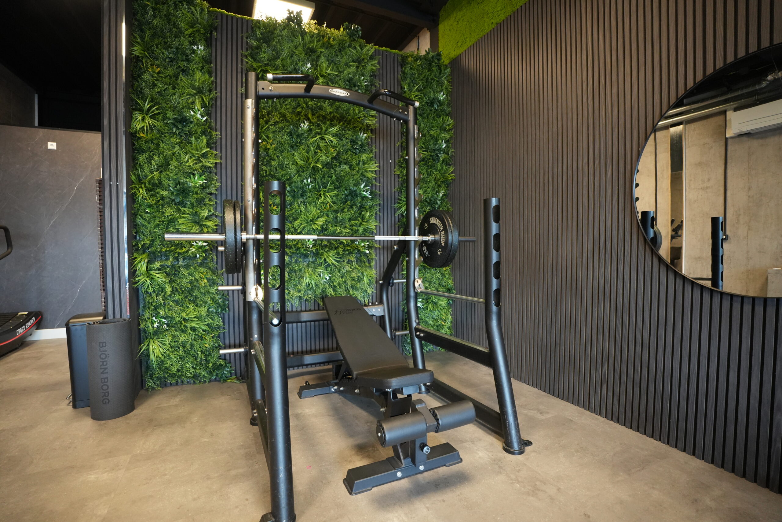 Exclusieve boutique gym van Harbor Athletics met moderne apparatuur.