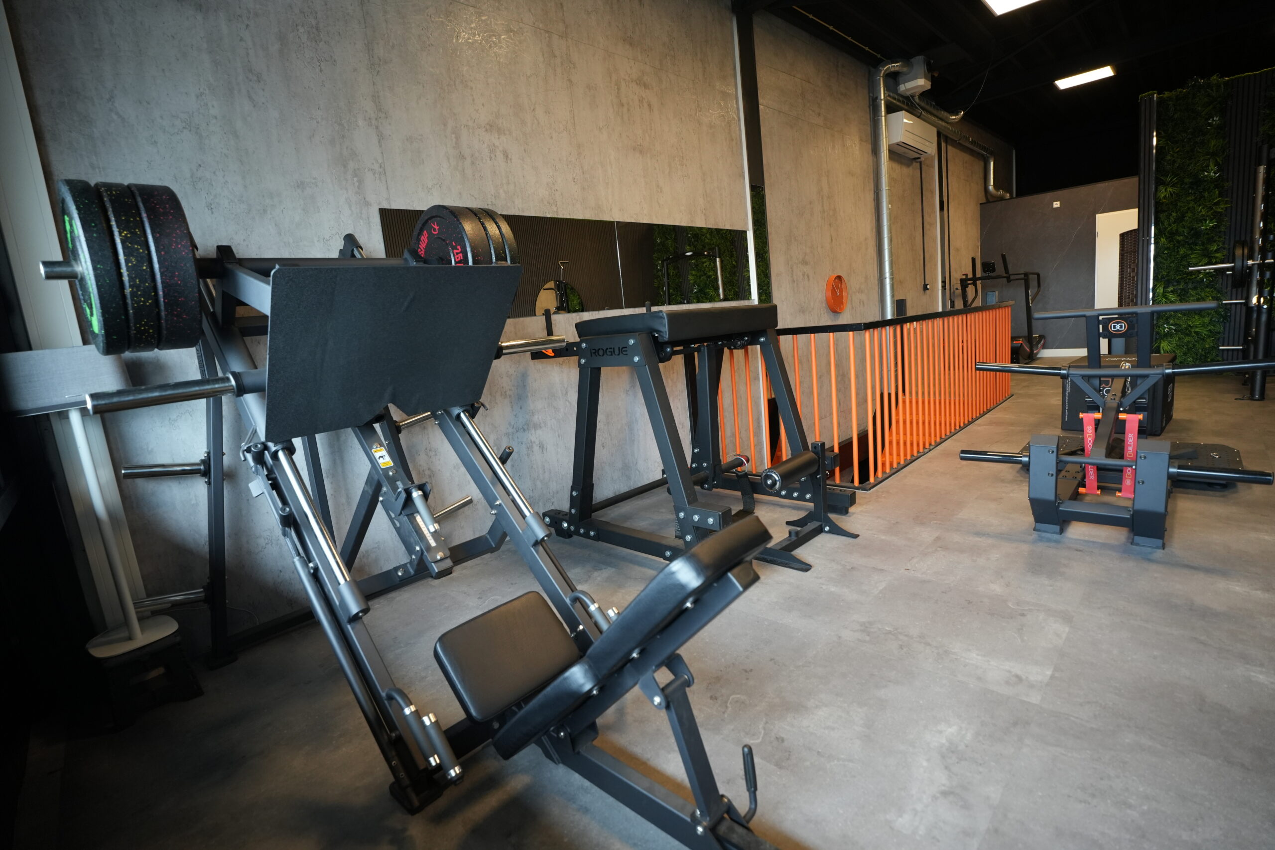 Leg press apparaat voor professionele beentraining bij Harbor Athletics.